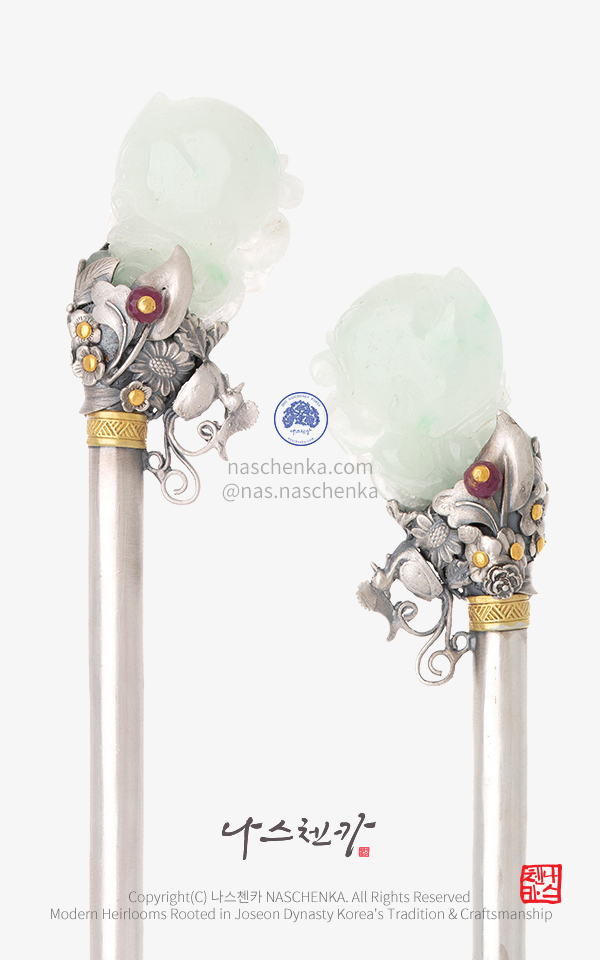 22.7 cm [나스첸카] 멀멀해서 청순해 _ 은빛 녹음 위 루비 나스첸카 한복 쪽머리 은 비취 비녀
